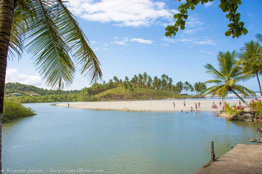 Imagem da Praia Cururupe e os encantos da piscina natural.